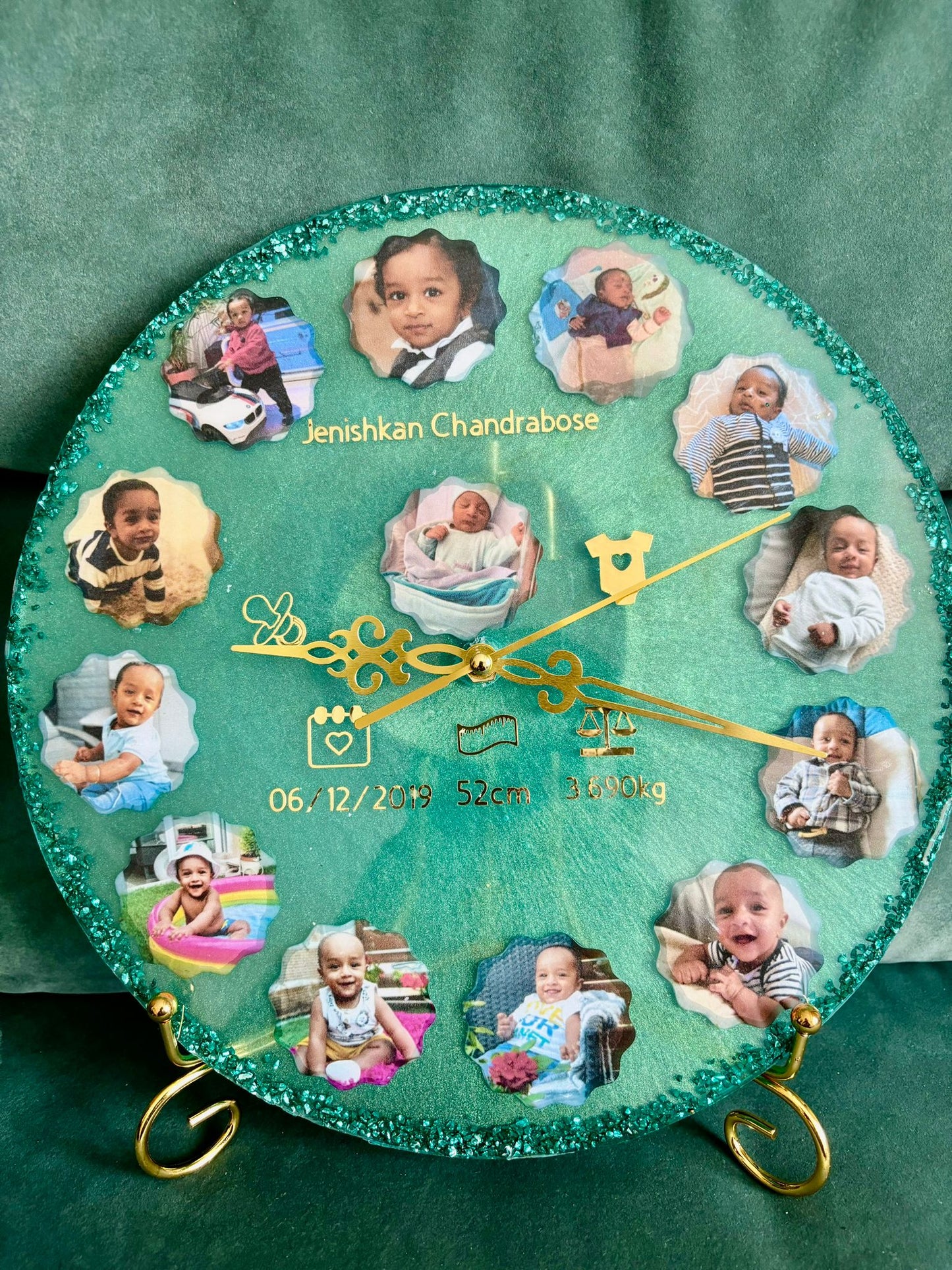 Des photos avec les détails de naissance en forme d'horloge