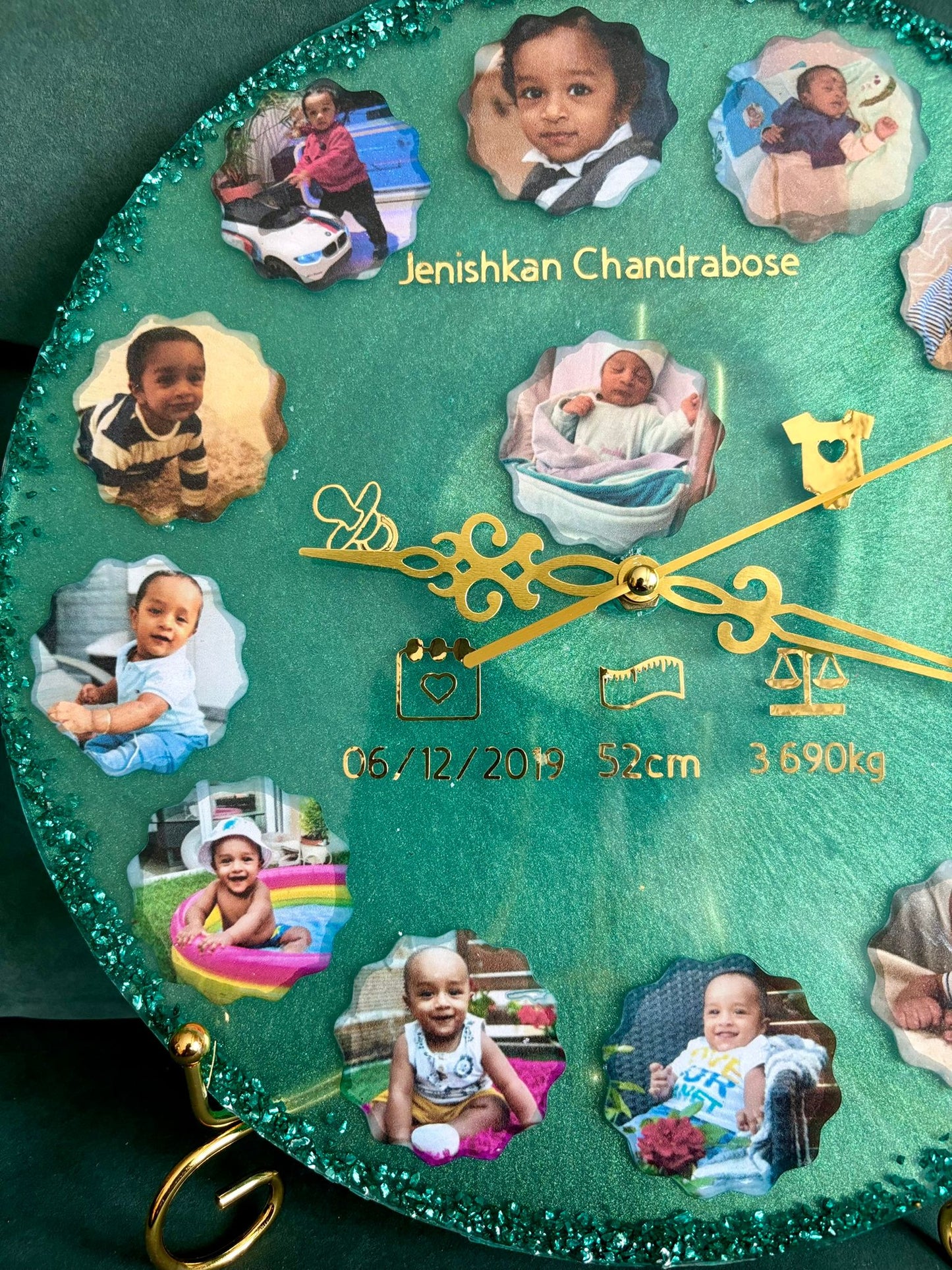 Des photos avec les détails de naissance en forme d'horloge