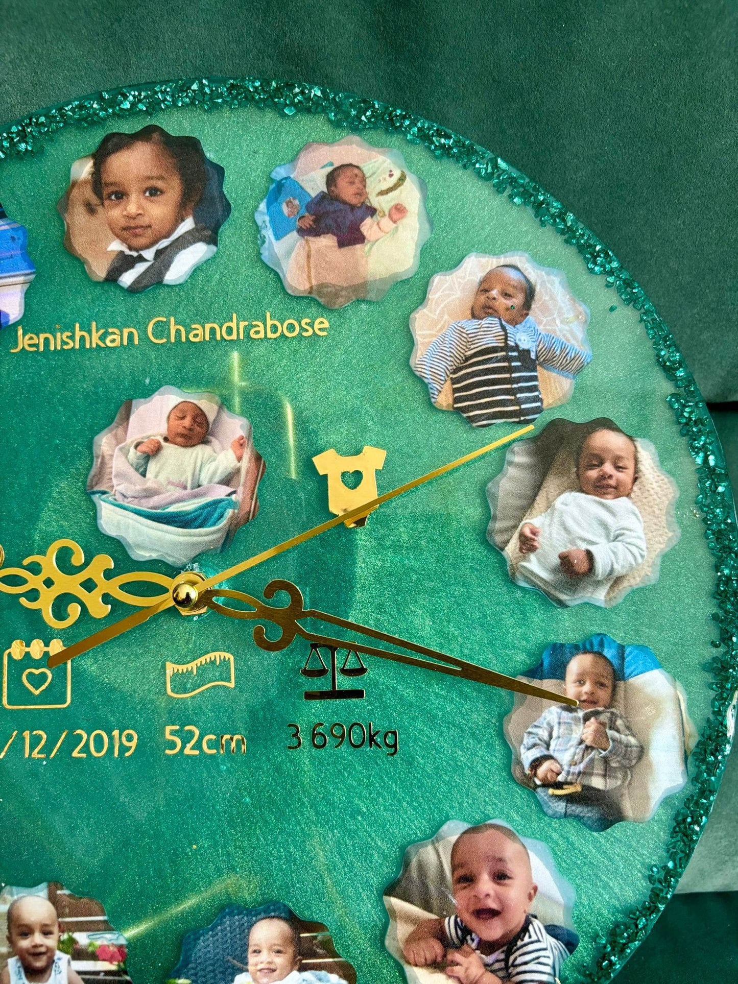 Des photos avec les détails de naissance en forme d'horloge