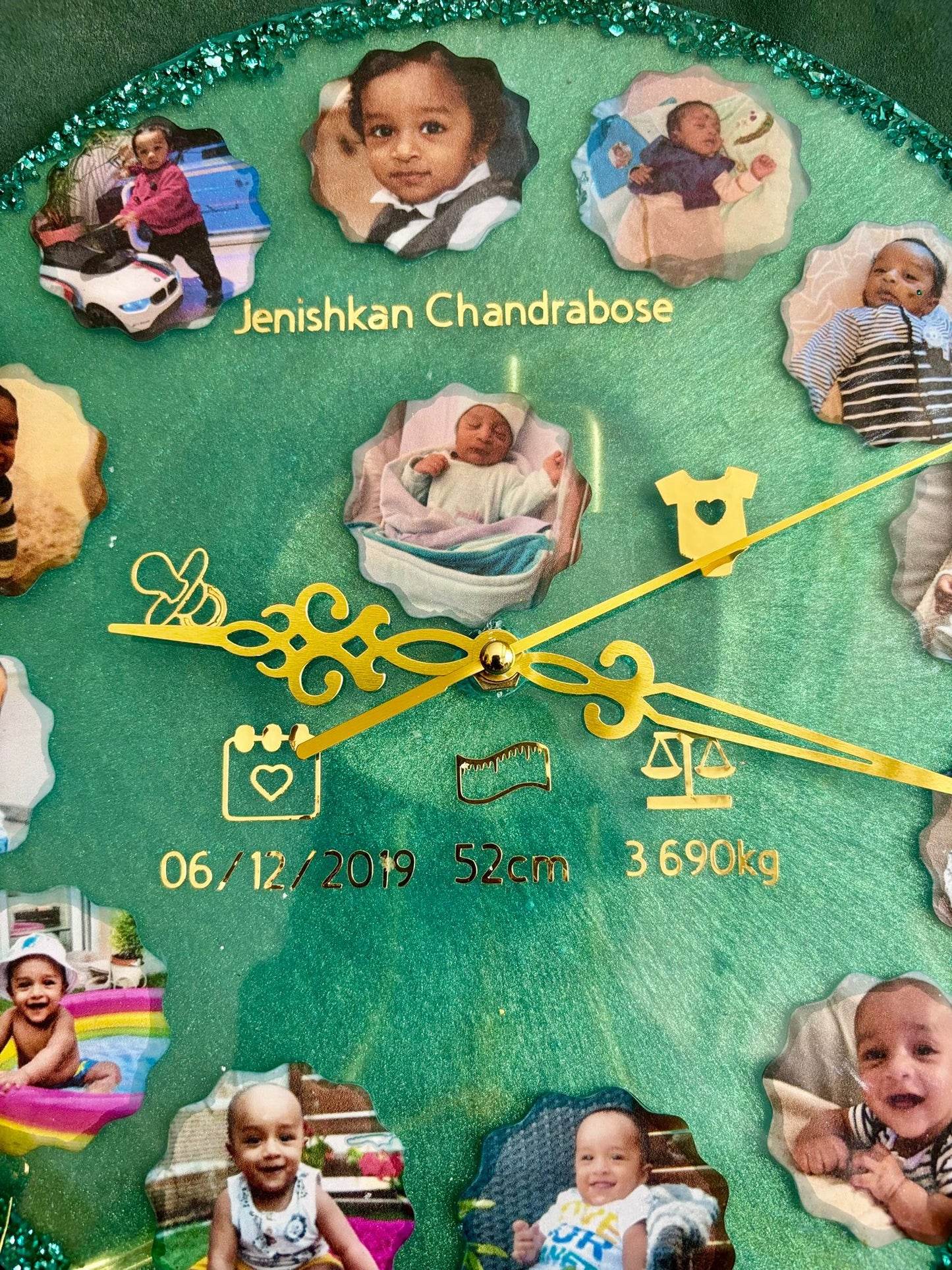 Des photos avec les détails de naissance en forme d'horloge