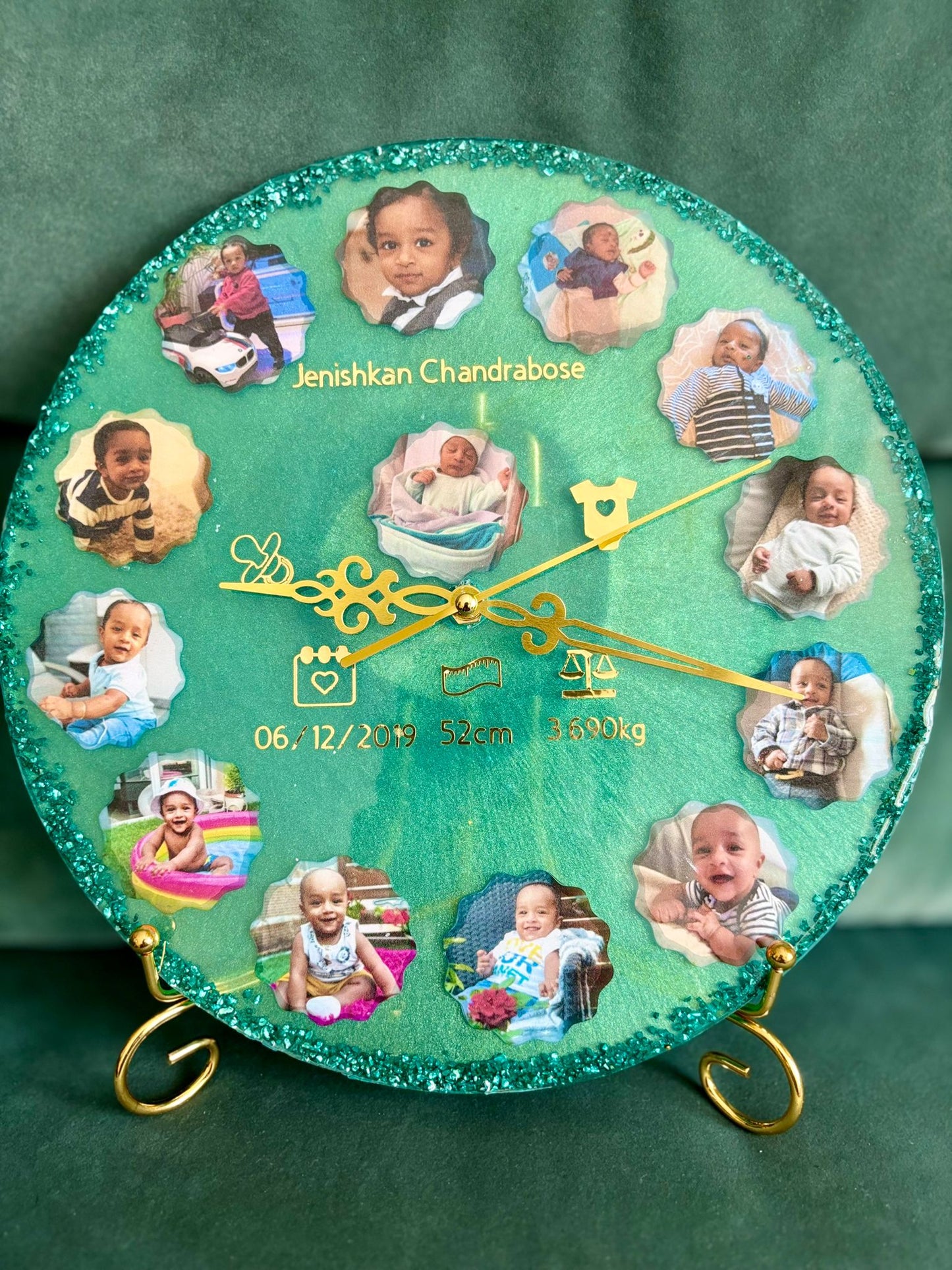 Des photos avec les détails de naissance en forme d'horloge