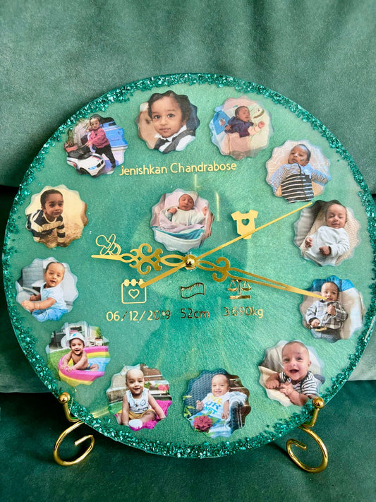 Des photos avec les détails de naissance en forme d'horloge